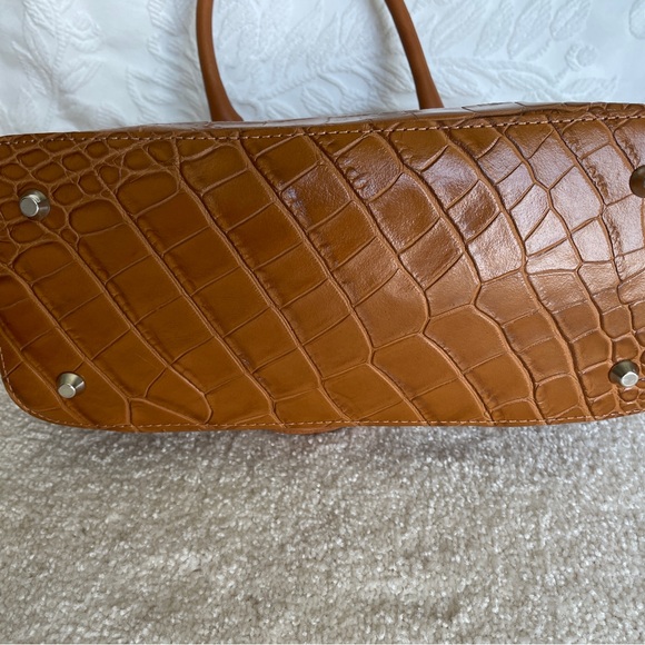 Tan designer Italian hand bag, pet free smoke free home - Picture 3 of 5